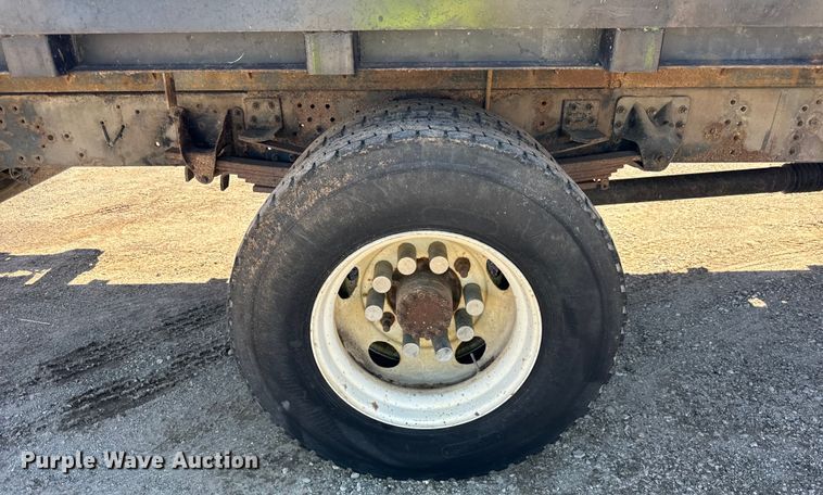 image for item DV5758 2005 GMC C7500 flatbed truck