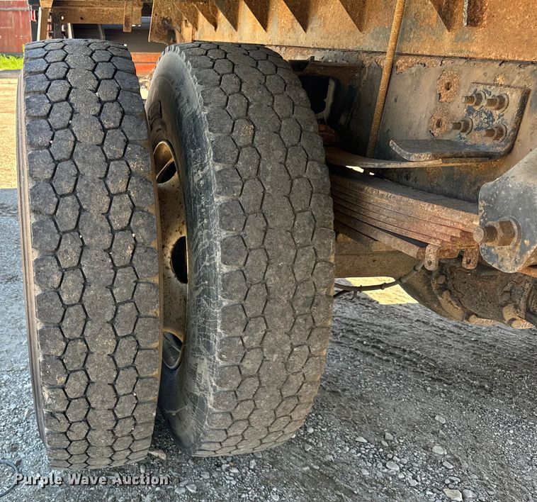 image for item DV5758 2005 GMC C7500 flatbed truck