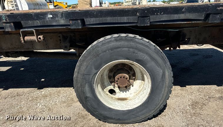 image for item DV5758 2005 GMC C7500 flatbed truck