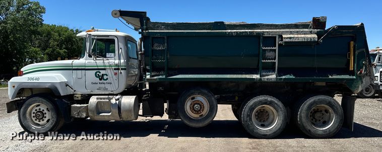 image for item DV5760 1999 Mack  RD690S dump truck