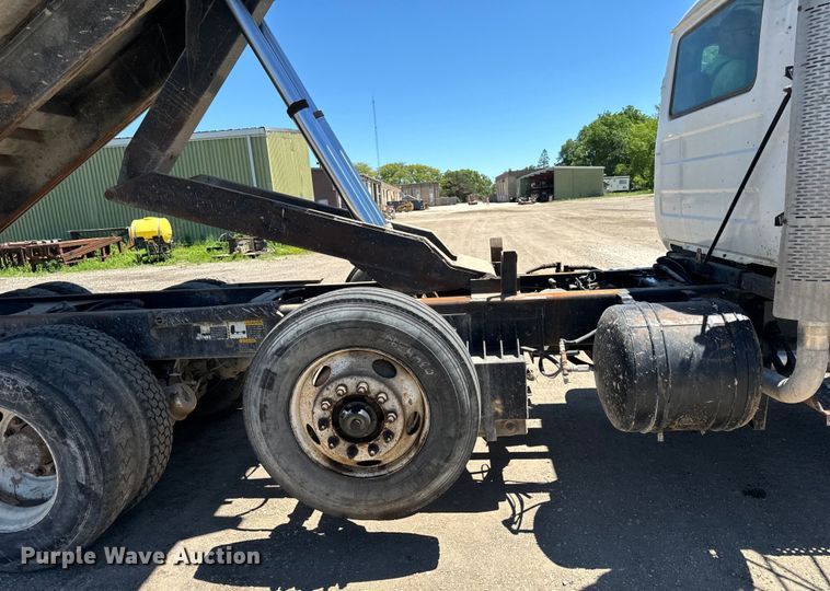 image for item DV5760 1999 Mack  RD690S dump truck