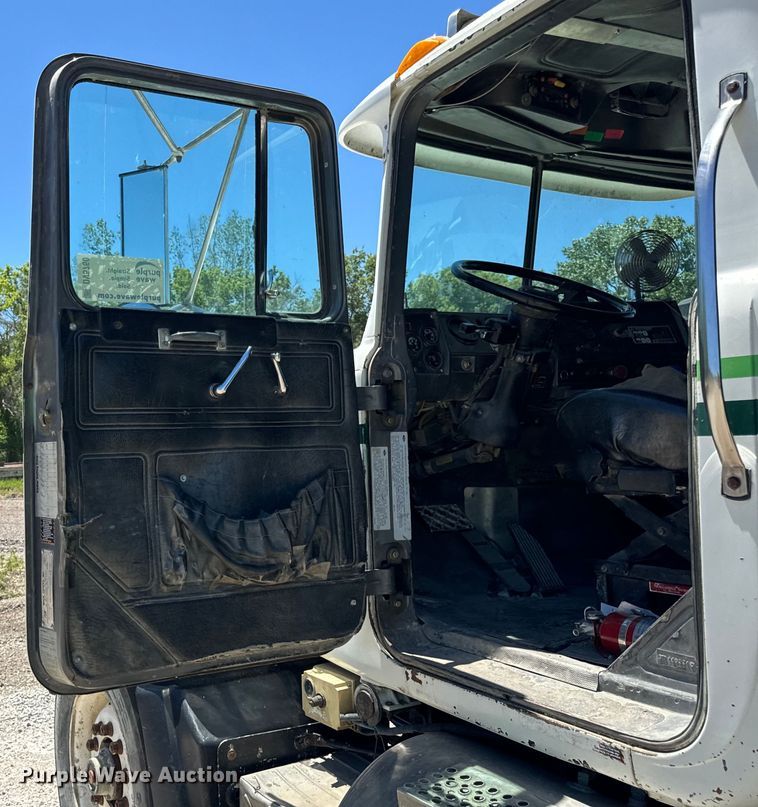 image for item DV5760 1999 Mack  RD690S dump truck