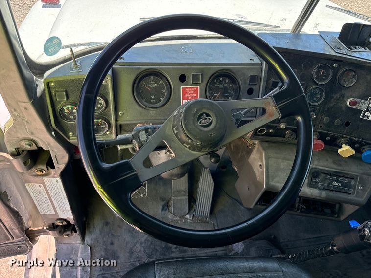 image for item DV5760 1999 Mack  RD690S dump truck