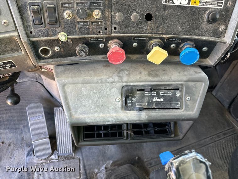 image for item DV5760 1999 Mack  RD690S dump truck