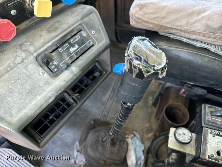 image for item DV5760 1999 Mack  RD690S dump truck