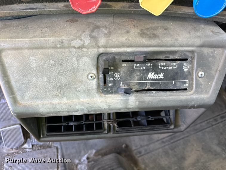 image for item DV5760 1999 Mack  RD690S dump truck