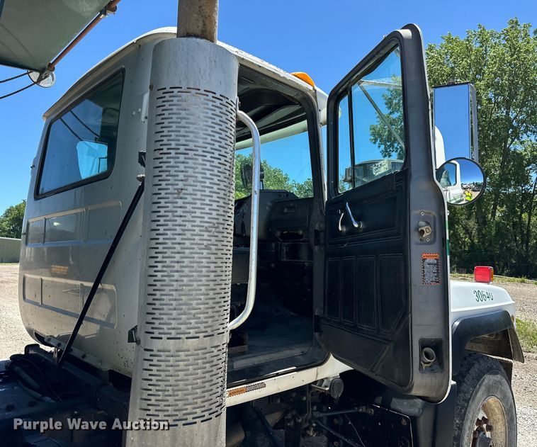 image for item DV5760 1999 Mack  RD690S dump truck