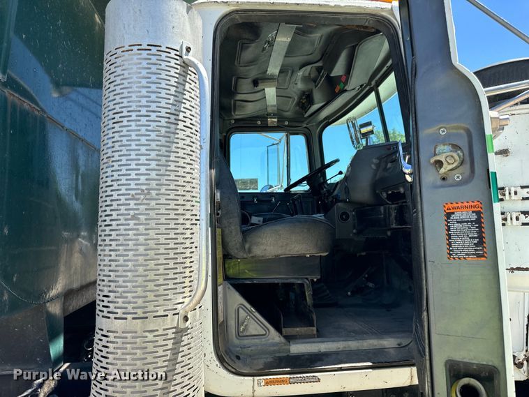 image for item DV5760 1999 Mack  RD690S dump truck