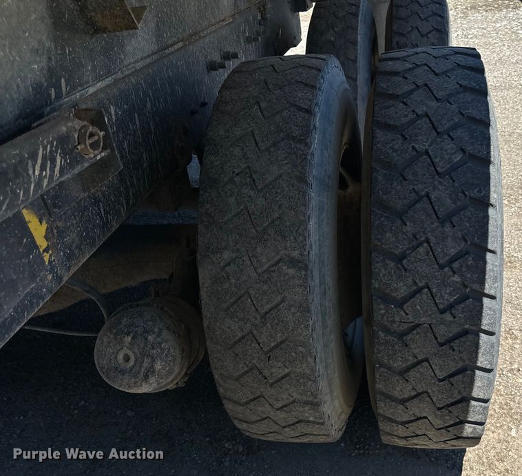 image for item DV5760 1999 Mack  RD690S dump truck