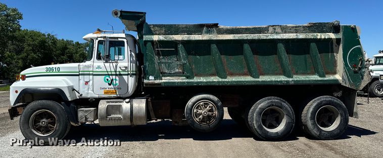 image for item DV5761 1998 Mack  RD690S dump truck
