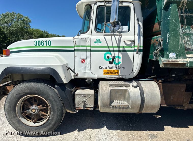 image for item DV5761 1998 Mack  RD690S dump truck