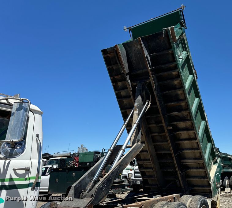 image for item DV5761 1998 Mack  RD690S dump truck