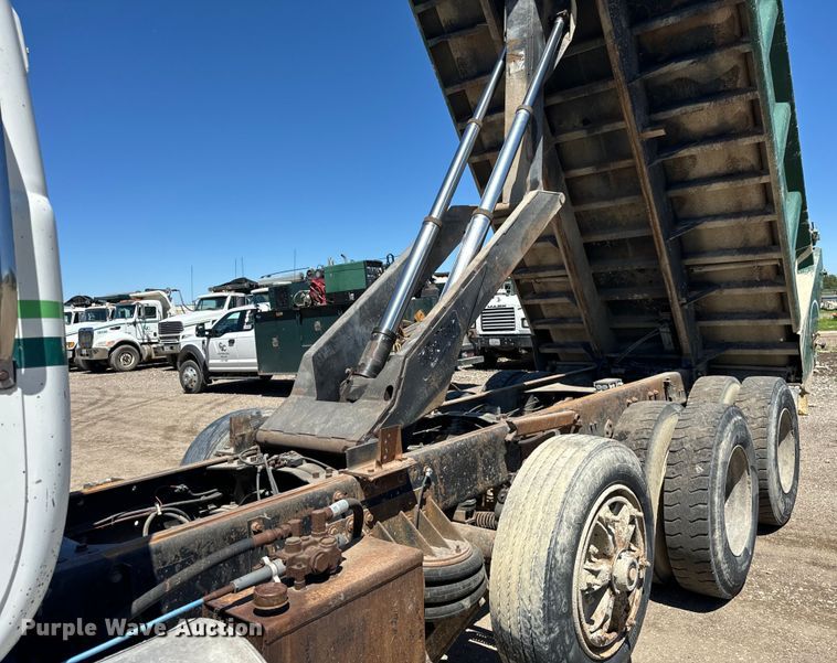 image for item DV5761 1998 Mack  RD690S dump truck