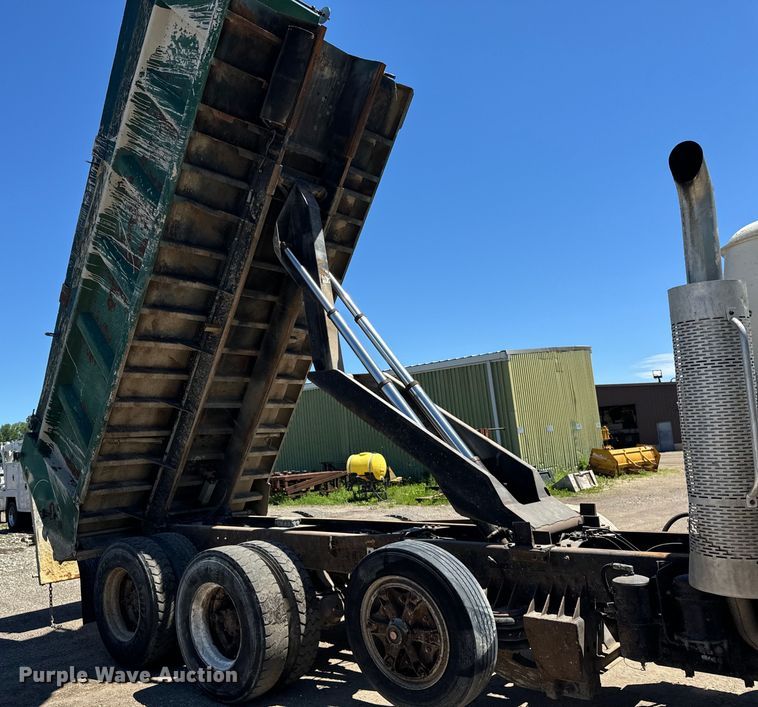 image for item DV5761 1998 Mack  RD690S dump truck