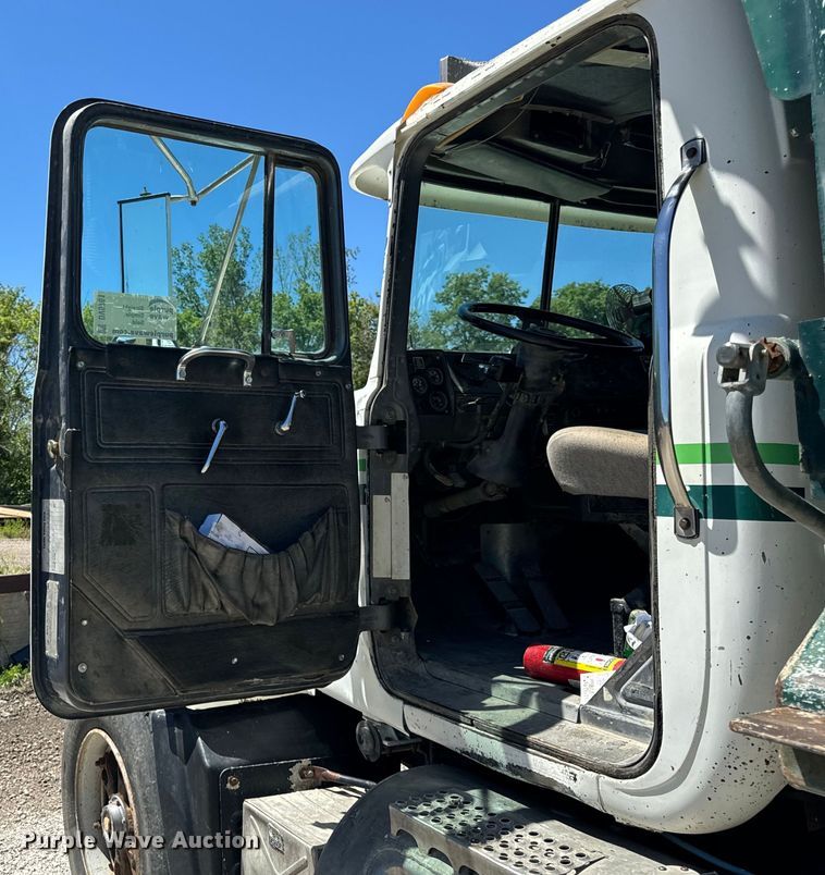 image for item DV5761 1998 Mack  RD690S dump truck