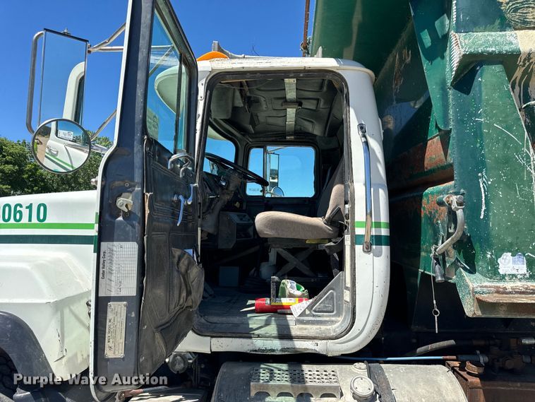 image for item DV5761 1998 Mack  RD690S dump truck