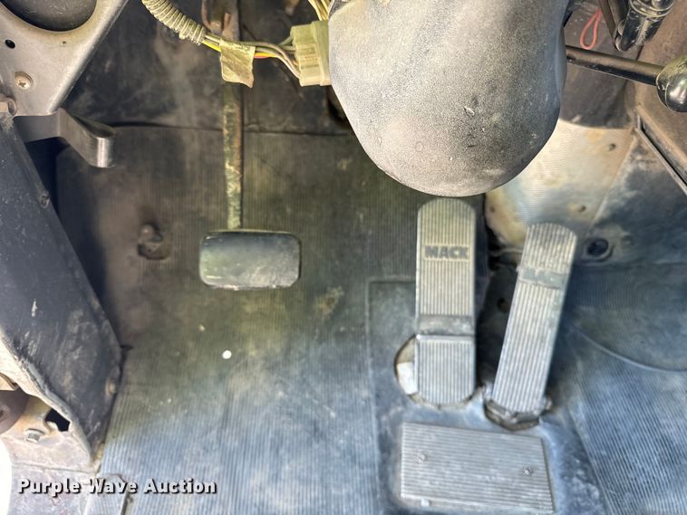 image for item DV5761 1998 Mack  RD690S dump truck