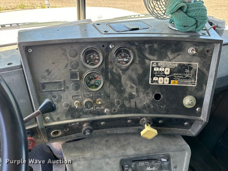 image for item DV5761 1998 Mack  RD690S dump truck