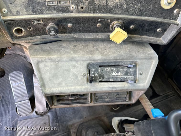 image for item DV5761 1998 Mack  RD690S dump truck