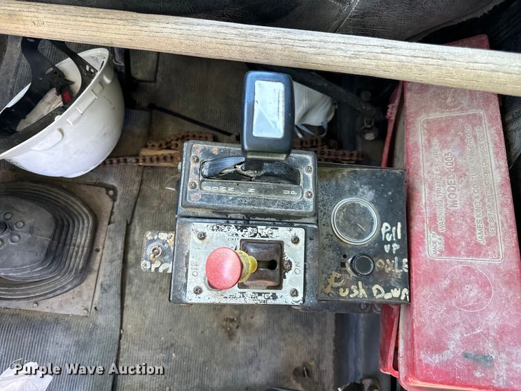 image for item DV5761 1998 Mack  RD690S dump truck