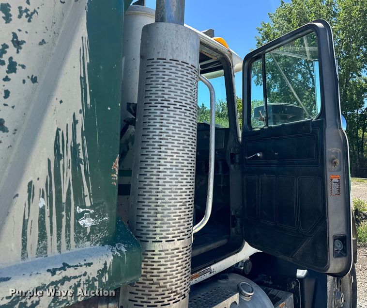 image for item DV5761 1998 Mack  RD690S dump truck