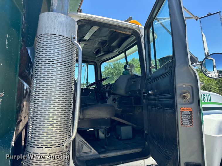 image for item DV5761 1998 Mack  RD690S dump truck