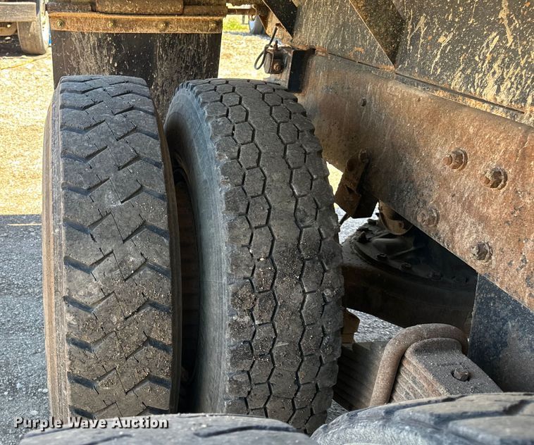 image for item DV5761 1998 Mack  RD690S dump truck