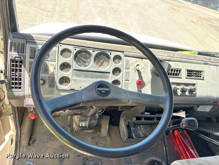 image for item DV5771 1996 Freightliner  FL70 box truck