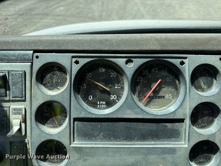 image for item DV5771 1996 Freightliner  FL70 box truck