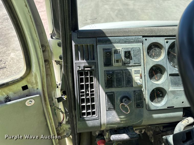 image for item DV5771 1996 Freightliner  FL70 box truck