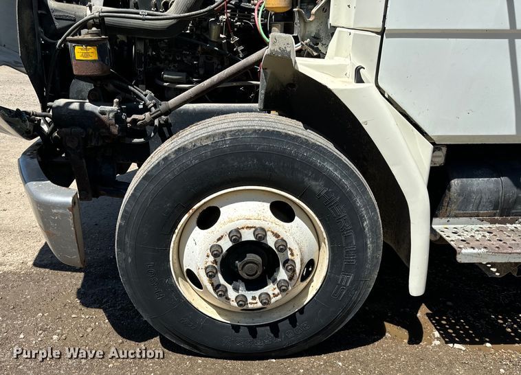 image for item DV5771 1996 Freightliner  FL70 box truck