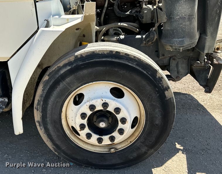 image for item DV5771 1996 Freightliner  FL70 box truck