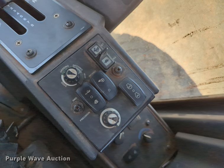 image for item DW5018 2012 John Deere 672G motor grader