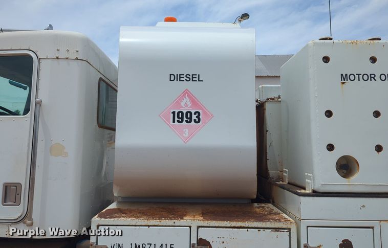 image for item DW5044 2001 Kenworth T300 fuel / lube truck