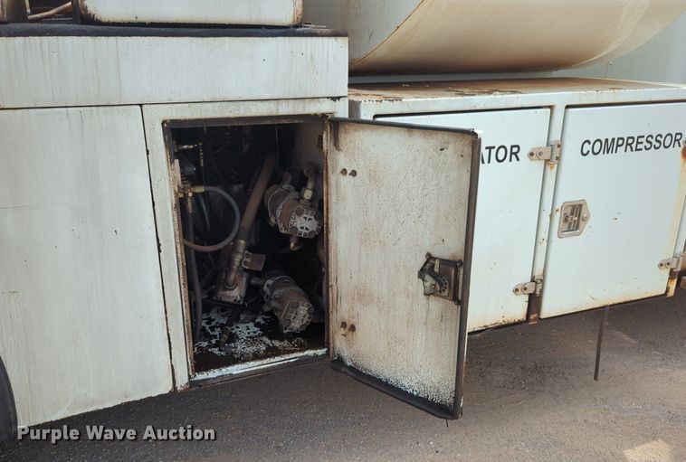 image for item DW5044 2001 Kenworth T300 fuel / lube truck