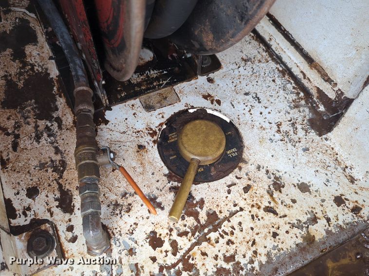 image for item DW5044 2001 Kenworth T300 fuel / lube truck