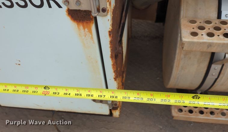 image for item DW5044 2001 Kenworth T300 fuel / lube truck