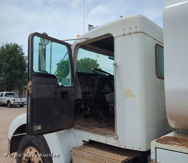 image for item DW5044 2001 Kenworth T300 fuel / lube truck