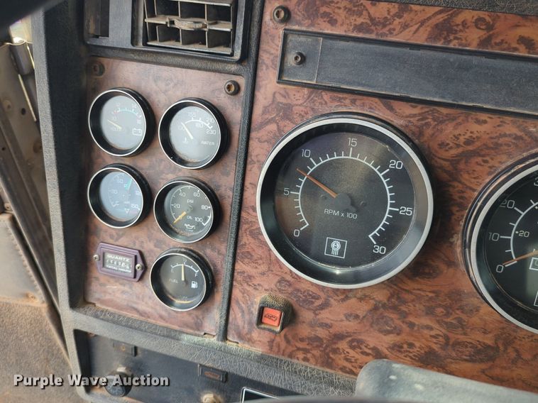 image for item DW5044 2001 Kenworth T300 fuel / lube truck