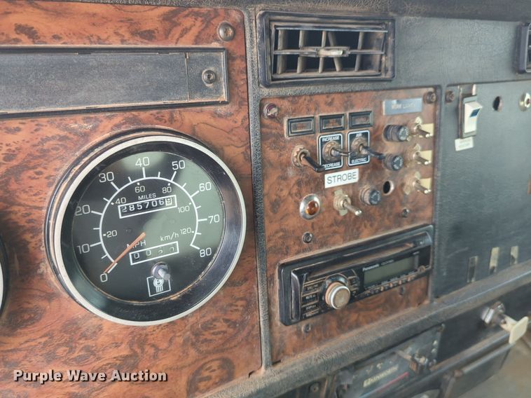 image for item DW5044 2001 Kenworth T300 fuel / lube truck