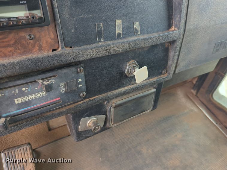 image for item DW5044 2001 Kenworth T300 fuel / lube truck