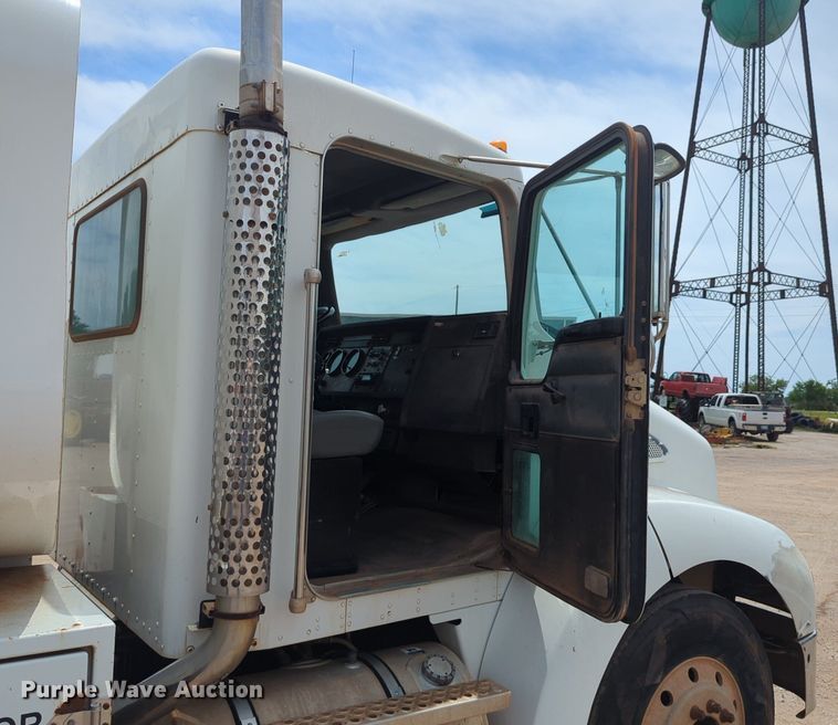 image for item DW5044 2001 Kenworth T300 fuel / lube truck