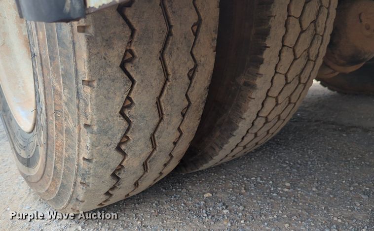 image for item DW5044 2001 Kenworth T300 fuel / lube truck