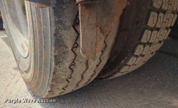 image for item DW5044 2001 Kenworth T300 fuel / lube truck