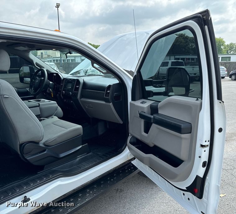 image for item DX0633 2017 Ford F450 Super Duty XL utility / service truck