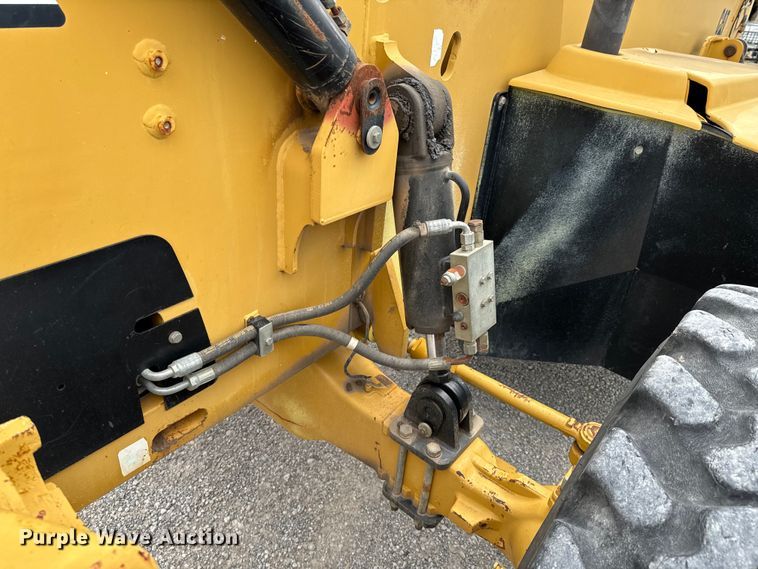 image for item DX0638 2005 Caterpillar TH460B telehandler