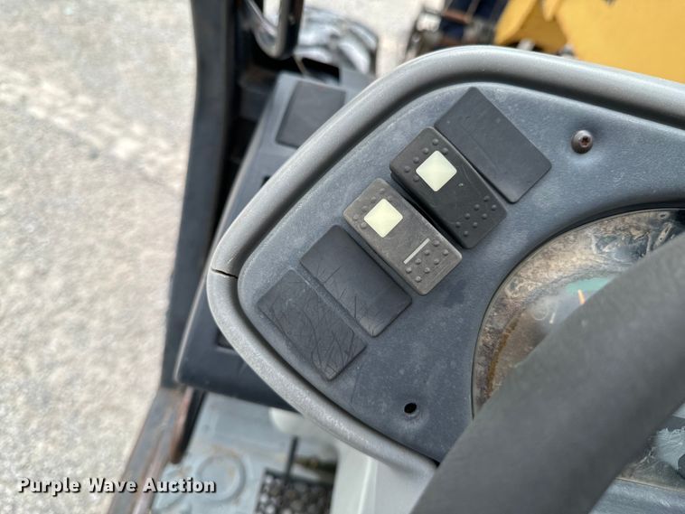 image for item DX0638 2005 Caterpillar TH460B telehandler