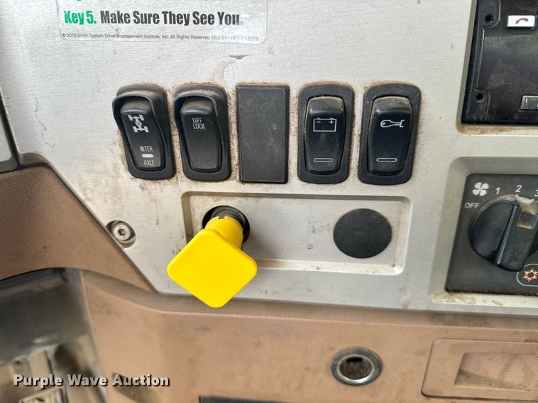 image for item DX0639 2017 Mack GU713 dump truck