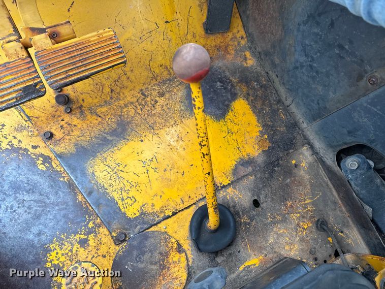 image for item DX0667 1988 John Deere 310C backhoe