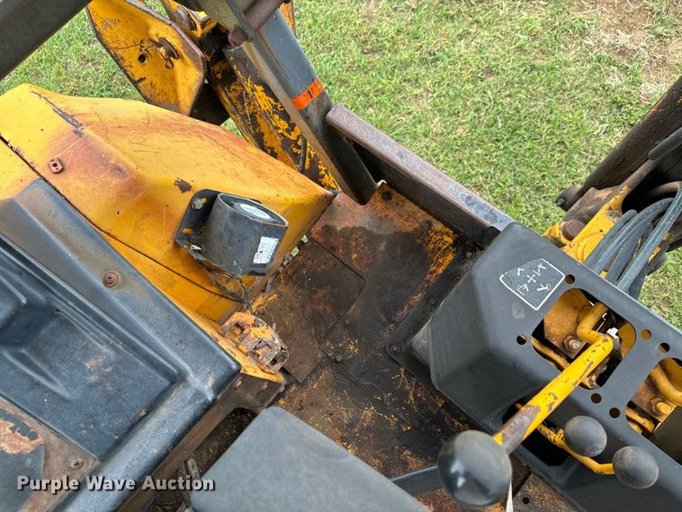 image for item DX0667 1988 John Deere 310C backhoe